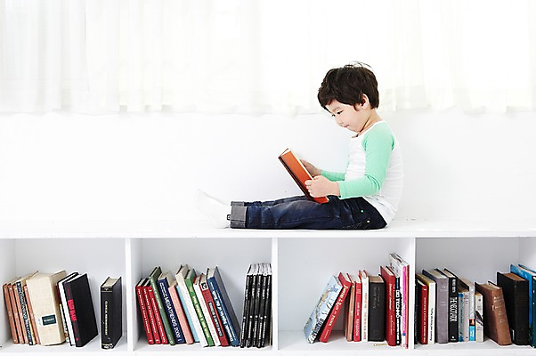 포토 JPG 전신 라이프스타일 응시 어린이교육 교육 남자 어린이라이프 어린이 책장 실내 한명 사람 앉기 동양인 소년 옆모습 책 독서 한국인 커튼 즐거움 남자만 남자한명만 어린이만 소년만 소년한명만 국내포토 1 시선 감정 뷰포인트 가구 모션 인종 내부 생활 파일형식