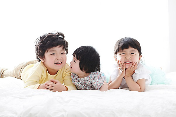 포토 JPG 전신 라이프스타일 여자 남자 어린이라이프 어린이 엎드리기 가족 실내 남매 미소 웃음 사람 동양인 소녀 소년 앞모습 세명 턱괴기 침실 한국인 침대 아기 즐거움 국내포토 감정 뷰포인트 가구 관계 모션 표정 인종 내부 생활 파일형식