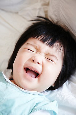 포토 JPG 라이프스타일 여자 어린이라이프 실내 한명 사람 동양인 상반신 눕기 귀여움 눈감음 침실 침대 아기 찡그림 울음 여자만 여자한명만 아기만 여자아기만 여자아기한명만 국내포토 1 어린이 가구 컨셉 모션 표정 인종 내부 생활 파일형식