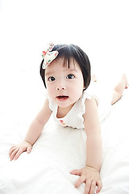 포토 JPG 전신 라이프스타일 여자 어린이라이프 엎드리기 실내 한명 사람 동양인 앞모습 귀여움 아기 머리핀 여자만 여자한명만 아기만 여자아기만 여자아기한명만 국내포토 1 어린이 뷰포인트 컨셉 장신구 모션 인종 내부 생활 파일형식