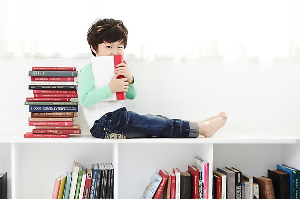 포토 JPG 전신 라이프스타일 어린이교육 교육 남자 어린이라이프 어린이 책장 실내 한명 사람 앉기 동양인 소년 옆모습 책 독서 쌓기 한국인 가림 커튼 즐거움 남자만 남자한명만 어린이만 소년만 소년한명만 국내포토 1 감정 뷰포인트 가구 모션 인종 내부 생활 파일형식