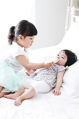 포토 JPG 라이프스타일 여자 어린이라이프 가족 베개 실내 사람 앉기 동양인 두명 옆모습 눕기 침실 한국인 침대 아기 젖병 즐거움 자매 여자만 아기만 국내포토 감정 어린이 뷰포인트 가구 관계 침구 모션 인종 내부 생활 아기용품 파일형식