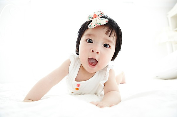 포토 JPG 라이프스타일 여자 어린이라이프 엎드리기 실내 한명 사람 동양인 앞모습 아웃포커스 귀여움 아기 머리핀 여자만 여자한명만 아기만 여자아기만 여자아기한명만 국내포토 1 어린이 뷰포인트 컨셉 장신구 모션 촬영기법 인종 내부 생활 파일형식