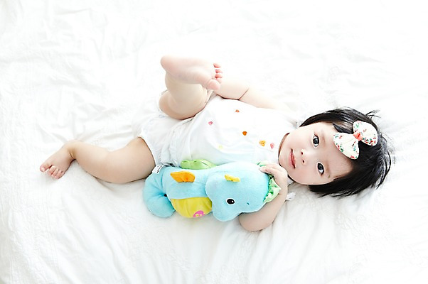 포토 JPG 전신 라이프스타일 여자 어린이라이프 인형 한명 사람 동양인 앞모습 하이앵글 눕기 장난감 귀여움 침실 침대 아기 머리핀 여자만 여자한명만 아기만 여자아기만 여자아기한명만 국내포토 1 어린이 뷰포인트 가구 컨셉 장신구 모션 인종 생활 파일형식