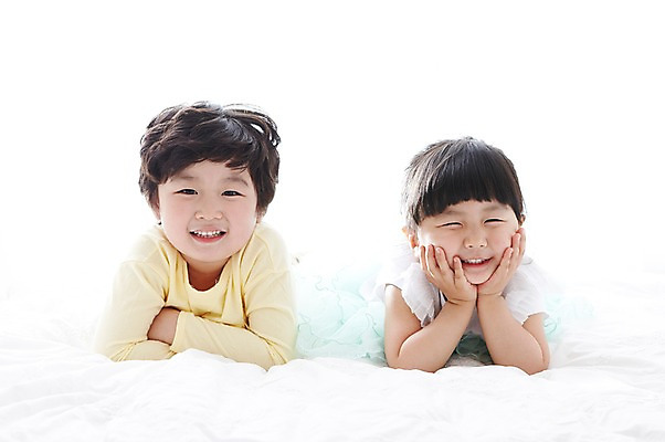 포토 JPG 라이프스타일 여자 남자 어린이라이프 어린이 엎드리기 가족 실내 남매 미소 웃음 사람 동양인 소녀 소년 두명 앞모습 턱괴기 한국인 즐거움 어린이만 국내포토 감정 뷰포인트 관계 모션 표정 인종 내부 생활 파일형식