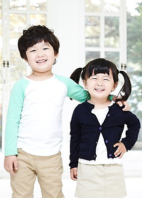 포토 JPG 라이프스타일 여자 남자 어린이라이프 어린이 가족 어깨동무 실내 남매 서기 미소 웃음 사람 동양인 소녀 소년 두명 앞모습 아웃포커스 한국인 즐거움 어린이만 국내포토 감정 뷰포인트 포즈 관계 모션 촬영기법 표정 인종 내부 생활 파일형식