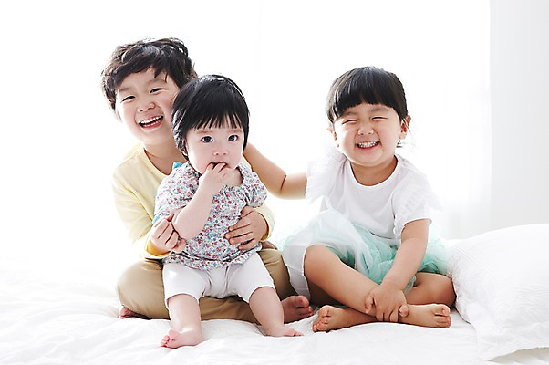 포토 JPG 전신 라이프스타일 여자 남자 어린이라이프 어린이 가족 베개 실내 남매 미소 웃음 사람 앉기 동양인 소녀 소년 앞모습 세명 침실 한국인 침대 아기 즐거움 국내포토 감정 뷰포인트 가구 관계 침구 모션 표정 인종 내부 생활 파일형식