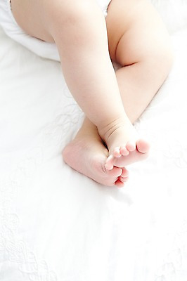 포토 JPG 라이프스타일 어린이라이프 신체 발 실내 한명 사람 신체부위 귀여움 다리 아기 아기만 국내포토 1 어린이 컨셉 내부 생활 파일형식