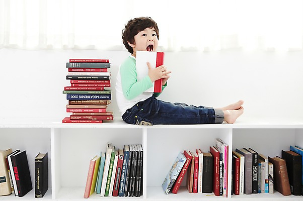 포토 JPG 전신 라이프스타일 어린이교육 교육 남자 어린이라이프 어린이 책장 실내 한명 사람 앉기 동양인 소년 옆모습 책 독서 쌓기 한국인 커튼 즐거움 남자만 남자한명만 어린이만 소년만 소년한명만 국내포토 1 감정 뷰포인트 가구 모션 인종 내부 생활 파일형식