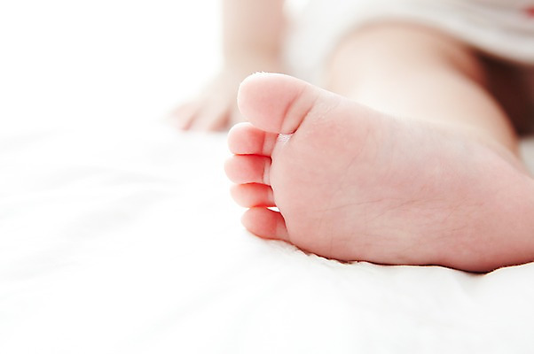 포토 JPG 라이프스타일 어린이라이프 신체 발 실내 한명 사람 근접촬영 아웃포커스 신체부위 귀여움 아기 발바닥 발가락 아기만 국내포토 1 어린이 뷰포인트 컨셉 촬영기법 내부 생활 파일형식