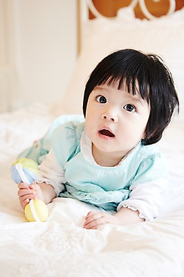 포토 JPG 전신 라이프스타일 여자 어린이라이프 엎드리기 베개 실내 한명 사람 동양인 앞모습 아웃포커스 장난감 귀여움 침실 침대 아기 딸랑이 여자만 여자한명만 아기만 여자아기만 여자아기한명만 국내포토 1 어린이 뷰포인트 가구 컨셉 침구 모션 촬영기법 인종 내부 생활 아기용품 파일형식