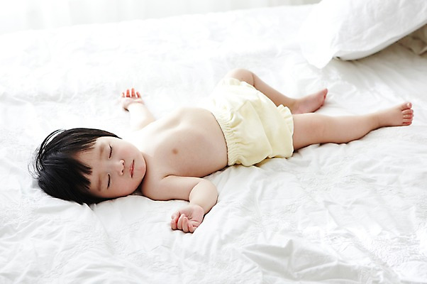 포토 JPG 전신 라이프스타일 여자 어린이라이프 베개 실내 한명 사람 동양인 눕기 귀여움 눈감음 침실 침대 아기 잠 여자만 여자한명만 아기만 여자아기만 여자아기한명만 국내포토 1 어린이 가구 컨셉 침구 모션 인종 내부 생활 파일형식