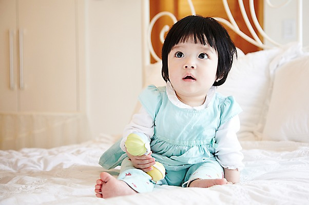 포토 JPG 전신 라이프스타일 응시 여자 어린이라이프 베개 실내 한명 사람 앉기 동양인 앞모습 아웃포커스 장난감 귀여움 침실 침대 아기 딸랑이 여자만 여자한명만 아기만 여자아기만 여자아기한명만 국내포토 1 시선 어린이 뷰포인트 가구 컨셉 침구 모션 촬영기법 인종 내부 생활 아기용품 파일형식