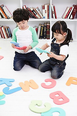 포토 JPG 전신 라이프스타일 알파벳 영어 여자 교육 남자 어린이라이프 어린이 가족 놀이 책장 실내 남매 영어교육 들기 사람 앉기 동양인 소녀 소년 두명 책 한국인 즐거움 글자교육 글자공부 어린이만 국내포토 문자 감정 가구 관계 모션 인종 내부 생활 파일형식