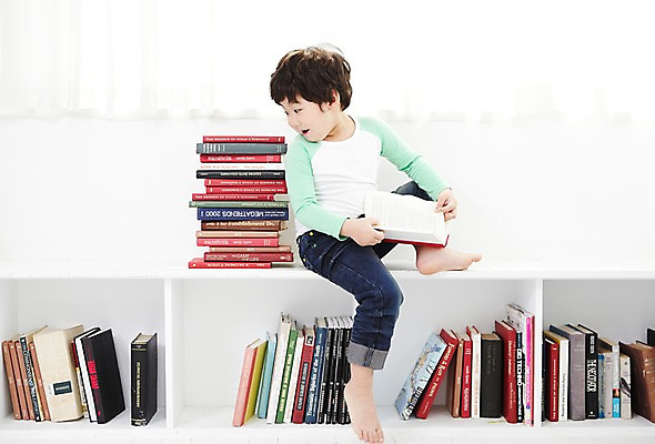 포토 JPG 전신 라이프스타일 어린이교육 교육 남자 어린이라이프 어린이 책장 실내 한명 사람 앉기 동양인 소년 옆모습 책 독서 쌓기 한국인 커튼 뒤돌아보기 즐거움 남자만 남자한명만 어린이만 소년만 소년한명만 국내포토 1 감정 뷰포인트 가구 모션 인종 내부 생활 파일형식