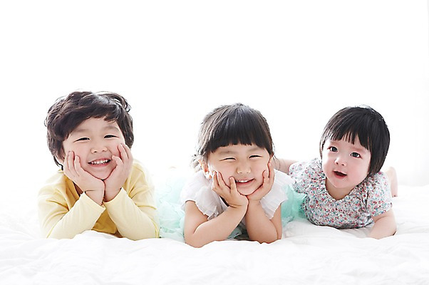 포토 JPG 전신 라이프스타일 여자 남자 어린이라이프 어린이 엎드리기 가족 실내 남매 미소 웃음 사람 동양인 소녀 소년 앞모습 세명 턱괴기 침실 한국인 침대 아기 즐거움 국내포토 감정 뷰포인트 가구 관계 모션 표정 인종 내부 생활 파일형식