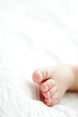 포토 JPG 라이프스타일 어린이라이프 신체 발 실내 한명 사람 근접촬영 아웃포커스 신체부위 귀여움 아기 발가락 아기만 국내포토 1 어린이 뷰포인트 컨셉 촬영기법 내부 생활 파일형식