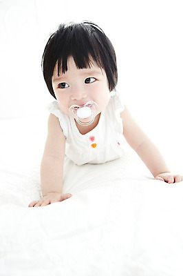 포토 JPG 라이프스타일 응시 여자 어린이라이프 엎드리기 실내 한명 미소 웃음 사람 동양인 상반신 앞모습 귀여움 아기 물기 노리개젖꼭지 여자만 여자한명만 아기만 여자아기만 여자아기한명만 국내포토 1 시선 어린이 뷰포인트 컨셉 모션 표정 인종 내부 생활 아기용품 파일형식