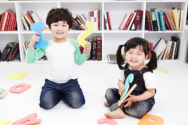 포토 JPG 전신 라이프스타일 알파벳 영어 여자 교육 남자 어린이라이프 어린이 가족 놀이 책장 실내 남매 영어교육 미소 웃음 들기 사람 앉기 동양인 소녀 소년 두명 책 한국인 즐거움 글자교육 글자공부 어린이만 국내포토 문자 감정 가구 관계 모션 표정 인종 내부 생활 파일형식