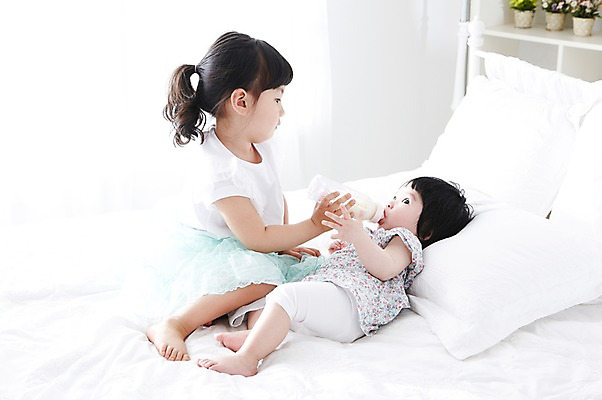 포토 JPG 전신 라이프스타일 여자 어린이라이프 가족 베개 실내 사람 앉기 동양인 두명 옆모습 눕기 침실 한국인 침대 아기 젖병 즐거움 자매 여자만 아기만 국내포토 감정 어린이 뷰포인트 가구 관계 침구 모션 인종 내부 생활 아기용품 파일형식