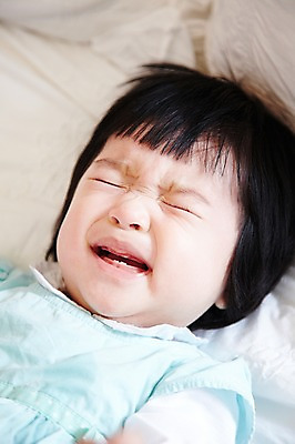 포토 JPG 라이프스타일 여자 어린이라이프 실내 한명 사람 동양인 상반신 눕기 귀여움 눈감음 침실 침대 아기 찡그림 울음 여자만 여자한명만 아기만 여자아기만 여자아기한명만 국내포토 1 어린이 가구 컨셉 모션 표정 인종 내부 생활 파일형식