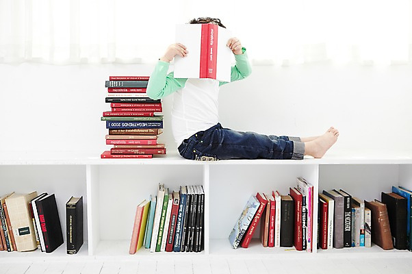 포토 JPG 전신 라이프스타일 어린이교육 교육 남자 어린이라이프 어린이 책장 실내 한명 사람 앉기 동양인 소년 옆모습 책 독서 쌓기 한국인 가림 커튼 즐거움 남자만 남자한명만 어린이만 소년만 소년한명만 국내포토 1 감정 뷰포인트 가구 모션 인종 내부 생활 파일형식