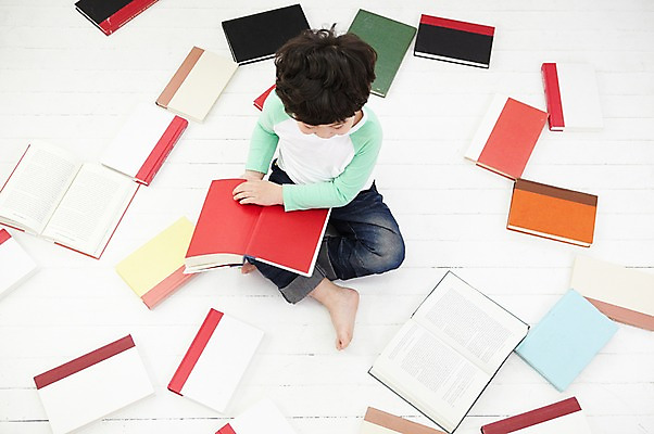 포토 JPG 전신 라이프스타일 응시 어린이교육 교육 남자 어린이라이프 어린이 실내 한명 들기 사람 앉기 동양인 소년 책 하이앵글 독서 한국인 즐거움 남자만 남자한명만 어린이만 소년만 소년한명만 국내포토 1 시선 감정 뷰포인트 모션 인종 내부 생활 파일형식