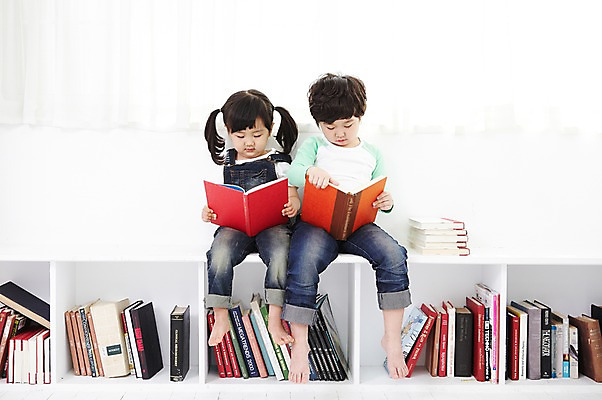 포토 JPG 전신 라이프스타일 응시 여자 어린이교육 교육 남자 어린이라이프 어린이 가족 책장 실내 남매 사람 앉기 동양인 소녀 소년 두명 앞모습 책 독서 쌓기 한국인 커튼 즐거움 어린이만 국내포토 시선 감정 뷰포인트 가구 관계 모션 인종 내부 생활 파일형식