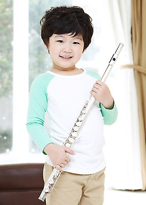 포토 JPG 라이프스타일 남자 어린이라이프 어린이 악기 연주 실내 관악기 한명 서기 미소 웃음 들기 사람 동양인 소년 앞모습 아웃포커스 한국인 플루트 즐거움 남자만 남자한명만 어린이만 소년만 소년한명만 국내포토 1 감정 음악 뷰포인트 모션 촬영기법 표정 인종 내부 생활 파일형식