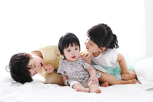 포토 JPG 전신 라이프스타일 여자 남자 어린이라이프 어린이 가족 베개 실내 남매 사람 앉기 동양인 소녀 소년 앞모습 세명 침실 한국인 침대 아기 즐거움 국내포토 감정 뷰포인트 가구 관계 침구 모션 인종 내부 생활 파일형식