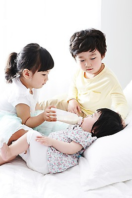 포토 JPG 라이프스타일 여자 남자 어린이라이프 어린이 가족 베개 실내 남매 사람 앉기 동양인 소녀 소년 옆모습 세명 눕기 침실 한국인 침대 아기 젖병 즐거움 국내포토 감정 뷰포인트 가구 관계 침구 모션 인종 내부 생활 아기용품 파일형식