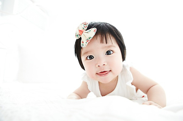 포토 JPG 라이프스타일 여자 어린이라이프 엎드리기 실내 한명 사람 동양인 앞모습 귀여움 아기 머리핀 여자만 여자한명만 아기만 여자아기만 여자아기한명만 국내포토 1 어린이 뷰포인트 컨셉 장신구 모션 인종 내부 생활 파일형식