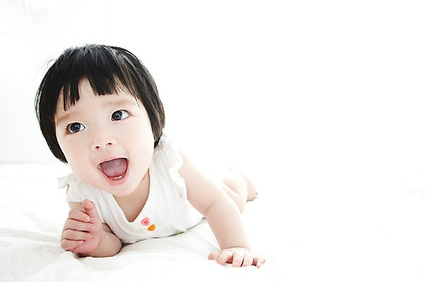 포토 JPG 전신 라이프스타일 응시 여자 어린이라이프 엎드리기 실내 한명 사람 동양인 앞모습 귀여움 아기 여자만 여자한명만 아기만 여자아기만 여자아기한명만 국내포토 1 시선 어린이 뷰포인트 컨셉 모션 인종 내부 생활 파일형식