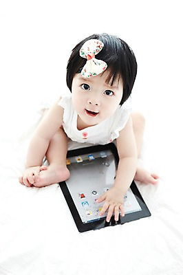 포토 JPG 전신 라이프스타일 여자 어린이라이프 한명 사람 앉기 동양인 앞모습 태블릿 귀여움 아기 머리핀 여자만 여자한명만 아기만 여자아기만 여자아기한명만 국내포토 1 어린이 뷰포인트 컨셉 장신구 모션 인종 생활 전자제품 스마트기기 파일형식