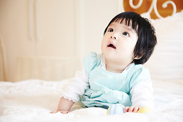 포토 JPG 라이프스타일 응시 여자 어린이라이프 엎드리기 실내 한명 사람 동양인 앞모습 아웃포커스 장난감 귀여움 침실 침대 아기 딸랑이 여자만 여자한명만 아기만 여자아기만 여자아기한명만 국내포토 1 시선 어린이 뷰포인트 가구 컨셉 모션 촬영기법 인종 내부 생활 아기용품 파일형식