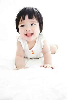 포토 JPG 전신 라이프스타일 응시 여자 어린이라이프 엎드리기 실내 한명 미소 웃음 사람 동양인 앞모습 귀여움 아기 여자만 여자한명만 아기만 여자아기만 여자아기한명만 국내포토 1 시선 어린이 뷰포인트 컨셉 모션 표정 인종 내부 생활 파일형식