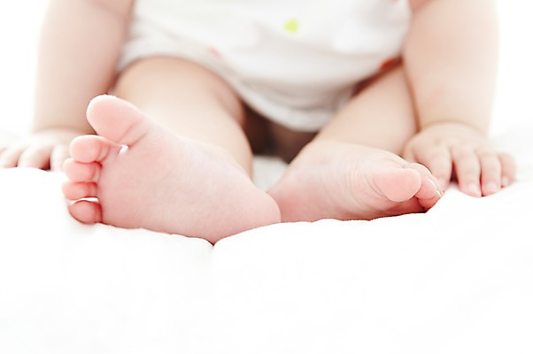 포토 JPG 라이프스타일 어린이라이프 신체 발 실내 한명 사람 앉기 아웃포커스 신체부위 귀여움 하반신 다리 아기 아기만 국내포토 1 어린이 컨셉 모션 촬영기법 내부 생활 파일형식