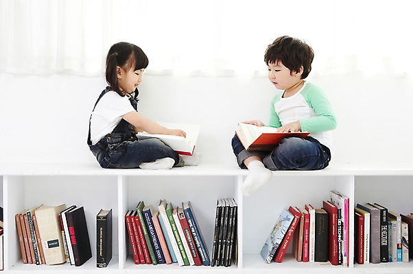 포토 JPG 전신 라이프스타일 응시 여자 어린이교육 교육 남자 어린이라이프 어린이 가족 책장 실내 남매 사람 앉기 동양인 소녀 소년 두명 옆모습 책 독서 한국인 커튼 즐거움 어린이만 국내포토 시선 감정 뷰포인트 가구 관계 모션 인종 내부 생활 파일형식