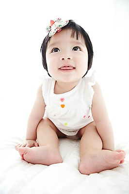 포토 JPG 전신 라이프스타일 응시 여자 어린이라이프 실내 한명 미소 웃음 사람 앉기 동양인 앞모습 귀여움 아기 머리핀 여자만 여자한명만 아기만 여자아기만 여자아기한명만 국내포토 1 시선 어린이 뷰포인트 컨셉 장신구 모션 표정 인종 내부 생활 파일형식