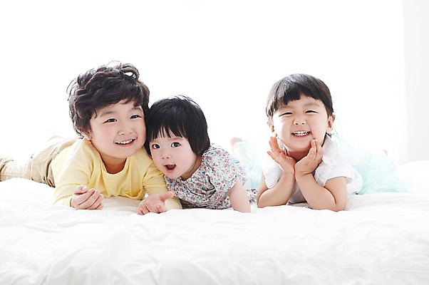 포토 JPG 전신 라이프스타일 여자 남자 어린이라이프 어린이 엎드리기 가족 실내 남매 미소 웃음 사람 동양인 소녀 소년 앞모습 세명 턱괴기 침실 한국인 침대 아기 즐거움 국내포토 감정 뷰포인트 가구 관계 모션 표정 인종 내부 생활 파일형식