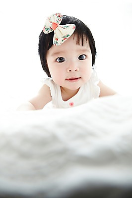 포토 JPG 라이프스타일 여자 어린이라이프 엎드리기 실내 한명 사람 동양인 상반신 앞모습 아웃포커스 귀여움 아기 머리핀 여자만 여자한명만 아기만 여자아기만 여자아기한명만 국내포토 1 어린이 뷰포인트 컨셉 장신구 모션 촬영기법 인종 내부 생활 파일형식