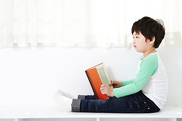 포토 JPG 전신 라이프스타일 응시 어린이교육 교육 남자 어린이라이프 어린이 실내 한명 사람 앉기 동양인 소년 옆모습 책 독서 한국인 커튼 즐거움 남자만 남자한명만 어린이만 소년만 소년한명만 국내포토 1 시선 감정 뷰포인트 모션 인종 내부 생활 파일형식