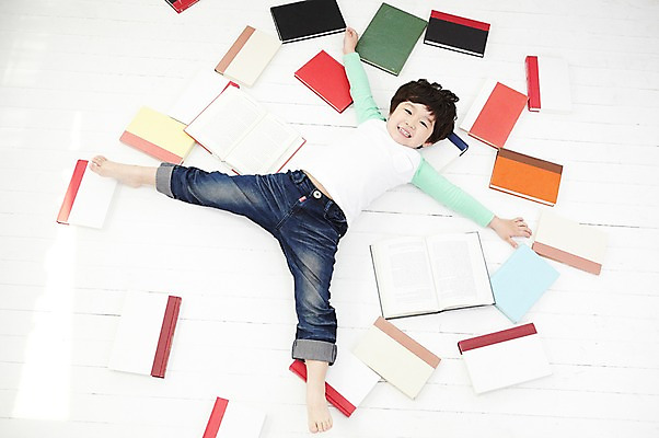 포토 JPG 전신 라이프스타일 어린이교육 교육 남자 어린이라이프 어린이 실내 한명 미소 웃음 사람 동양인 소년 책 하이앵글 눕기 독서 한국인 개구쟁이 즐거움 남자만 남자한명만 어린이만 소년만 소년한명만 국내포토 1 감정 뷰포인트 모션 표정 인종 내부 생활 파일형식