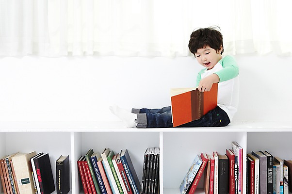 포토 JPG 전신 라이프스타일 응시 어린이교육 교육 남자 어린이라이프 어린이 책장 실내 한명 사람 앉기 동양인 소년 옆모습 책 독서 한국인 커튼 즐거움 남자만 남자한명만 어린이만 소년만 소년한명만 국내포토 1 시선 감정 뷰포인트 가구 모션 인종 내부 생활 파일형식