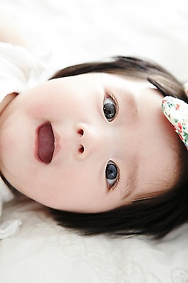 포토 JPG 라이프스타일 여자 어린이라이프 얼굴 한명 사람 동양인 앞모습 신체부위 하이앵글 눕기 귀여움 아기 머리핀 여자만 여자한명만 아기만 여자아기만 여자아기한명만 국내포토 1 어린이 뷰포인트 컨셉 장신구 모션 인종 생활 파일형식