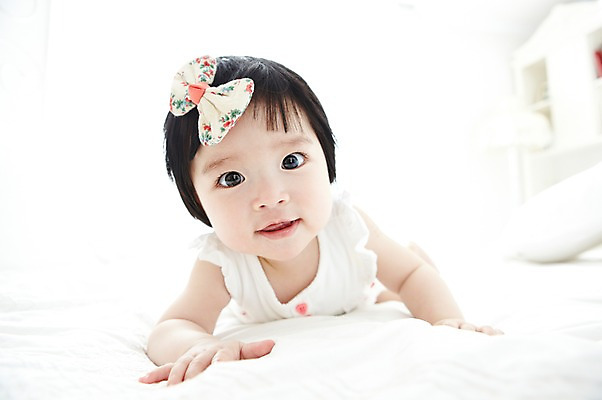 포토 JPG 라이프스타일 여자 어린이라이프 엎드리기 실내 한명 사람 동양인 앞모습 아웃포커스 귀여움 아기 머리핀 여자만 여자한명만 아기만 여자아기만 여자아기한명만 국내포토 1 어린이 뷰포인트 컨셉 장신구 모션 촬영기법 인종 내부 생활 파일형식