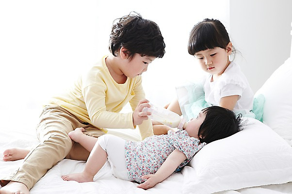 포토 JPG 전신 라이프스타일 여자 남자 어린이라이프 어린이 가족 베개 실내 남매 사람 앉기 동양인 소녀 소년 옆모습 세명 눕기 침실 한국인 침대 아기 젖병 즐거움 국내포토 감정 뷰포인트 가구 관계 침구 모션 인종 내부 생활 아기용품 파일형식