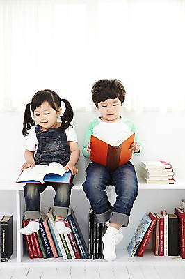 포토 JPG 전신 라이프스타일 응시 여자 어린이교육 교육 남자 어린이라이프 어린이 가족 책장 실내 남매 사람 앉기 동양인 소녀 소년 두명 앞모습 책 독서 쌓기 한국인 커튼 즐거움 어린이만 국내포토 시선 감정 뷰포인트 가구 관계 모션 인종 내부 생활 파일형식
