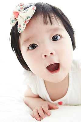 포토 JPG 라이프스타일 여자 어린이라이프 엎드리기 한명 사람 동양인 상반신 앞모습 귀여움 아기 머리핀 여자만 여자한명만 아기만 여자아기만 여자아기한명만 국내포토 1 어린이 뷰포인트 컨셉 장신구 모션 인종 생활 파일형식