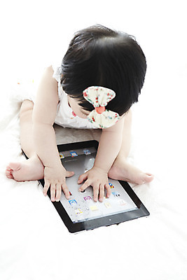 포토 JPG 전신 라이프스타일 여자 어린이라이프 한명 사람 앉기 동양인 앞모습 태블릿 귀여움 아기 머리핀 여자만 여자한명만 아기만 여자아기만 여자아기한명만 국내포토 1 어린이 뷰포인트 컨셉 장신구 모션 인종 생활 전자제품 스마트기기 파일형식